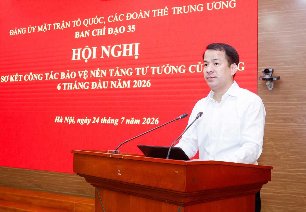 Đồng chí Ngô Văn Cương - Phó Bí thư, Trưởng Ban Chỉ đạo 35 Đảng ủy Mặt trận Tổ quốc, các đoàn thể Trung ương phát biểu tại Hội nghị. Ảnh: Quang Vinh