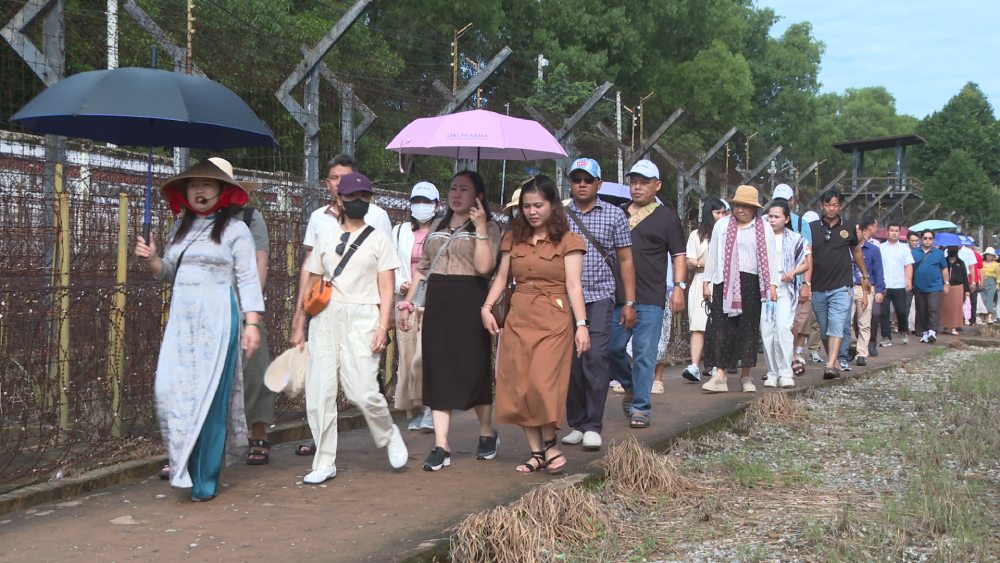 Những đoàn khách đến thăm Nhà tù Phú Quốc vào tháng 7 tri ân. Ảnh: Nam Phương