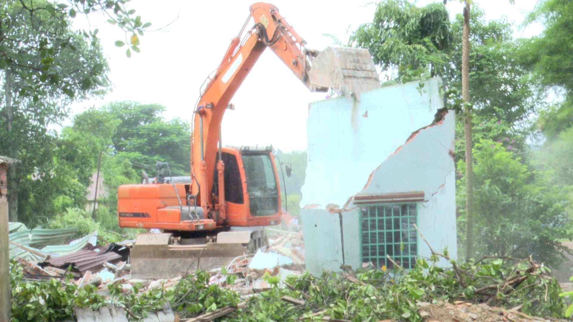 Functional forces of Binh Phuoc ward support people to dismantle 5 houses to hand over land for the project. Photo: Binh Phuoc ward information page