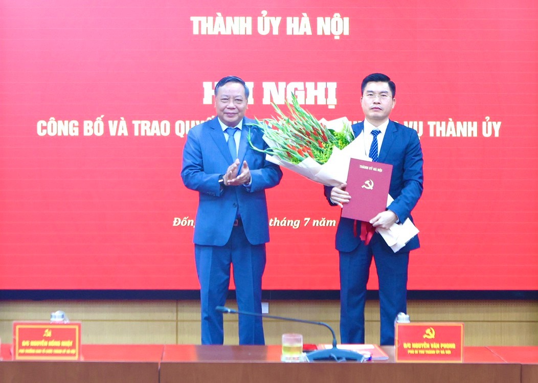 Phó Bí thư Thành ủy Nguyễn Văn Phong trao quyết định, chúc mừng đồng chí Lê Tuấn Định. Ảnh: Hoàng Điệp 