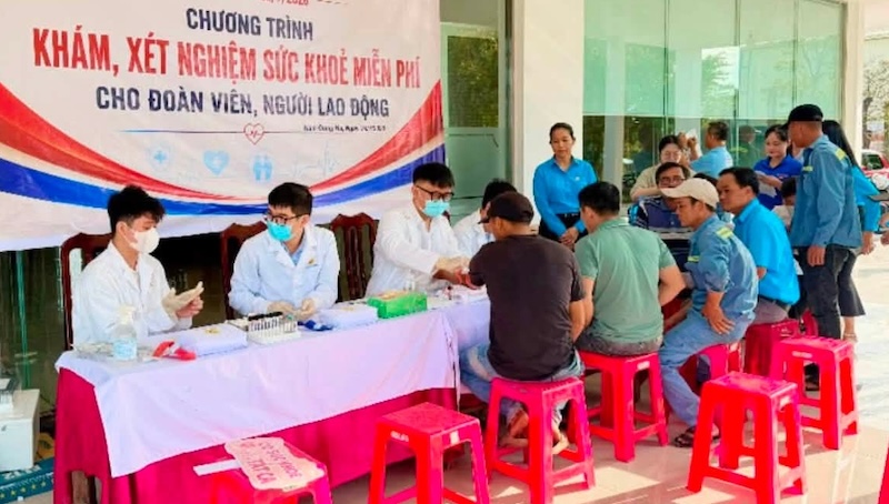Free health check-ups and tests to detect and screen diseases early for workers. Photo: Nam Dong Ha Ward Trade Union