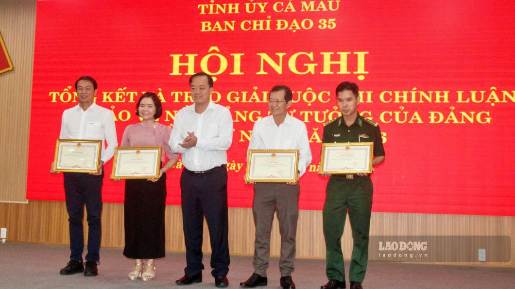 The organizers awarded first prizes to 4 teams participating in the contest. Photo: Nhat Ho