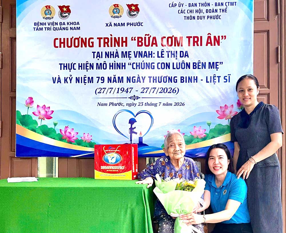 The grassroots Trade Union of Tam Tri Quang Nam General Hospital, Da Nang coordinates to organize the program "Trade Union Meal to show gratitude to Vietnamese Heroic Mothers". Photo: Nam Phuoc Trade Union provided