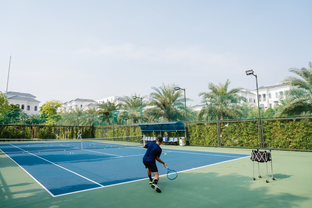 Hệ thống sân tennis tiêu chuẩn giúp cư dân duy trì thói quen rèn luyện ngay trong khuôn viên sống. Ảnh: Vinhomes