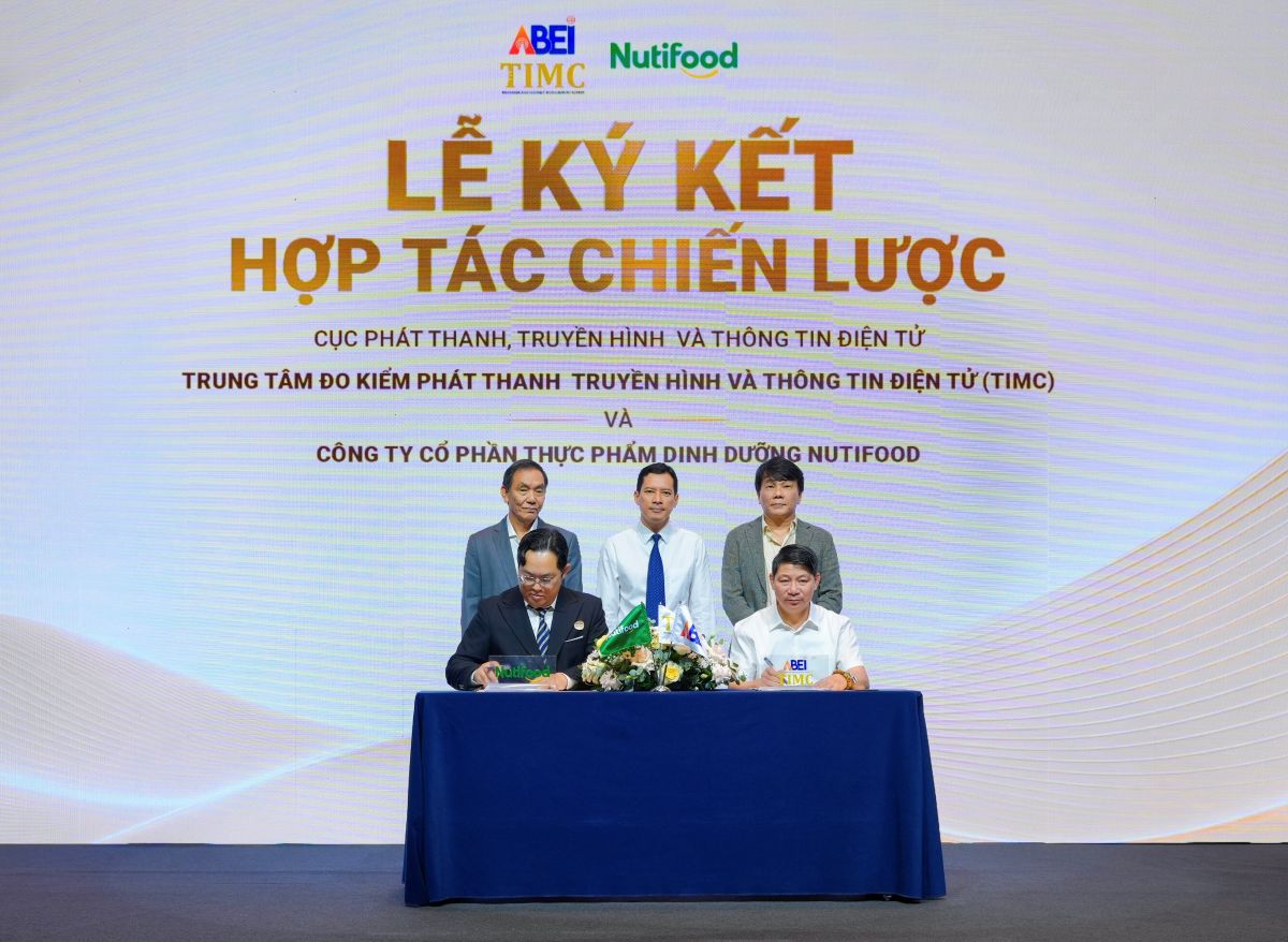 Representatives of the two sides at the cooperation signing ceremony. Photo: Nutifood