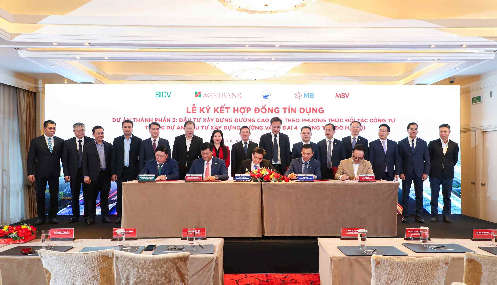 Agribank cùng các ngân hàng thương mại và Công ty Cổ phần đường cao tốc Vành đai 4 Hà Nội ký kết Hợp đồng tín dụng tài trợ vốn đối với Dự án Đầu tư xây dựng đường Vành đai 4 - Vùng Thủ đô Hà Nội. Ảnh: Agribank cung cấp