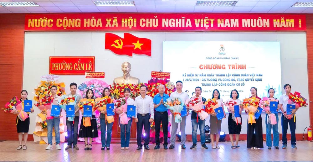Cam Le Ward Trade Union, Da Nang established 13 grassroots trade unions to celebrate the 97th anniversary of the establishment of the Vietnam Trade Union. Photo provided by Cam Le Trade Union