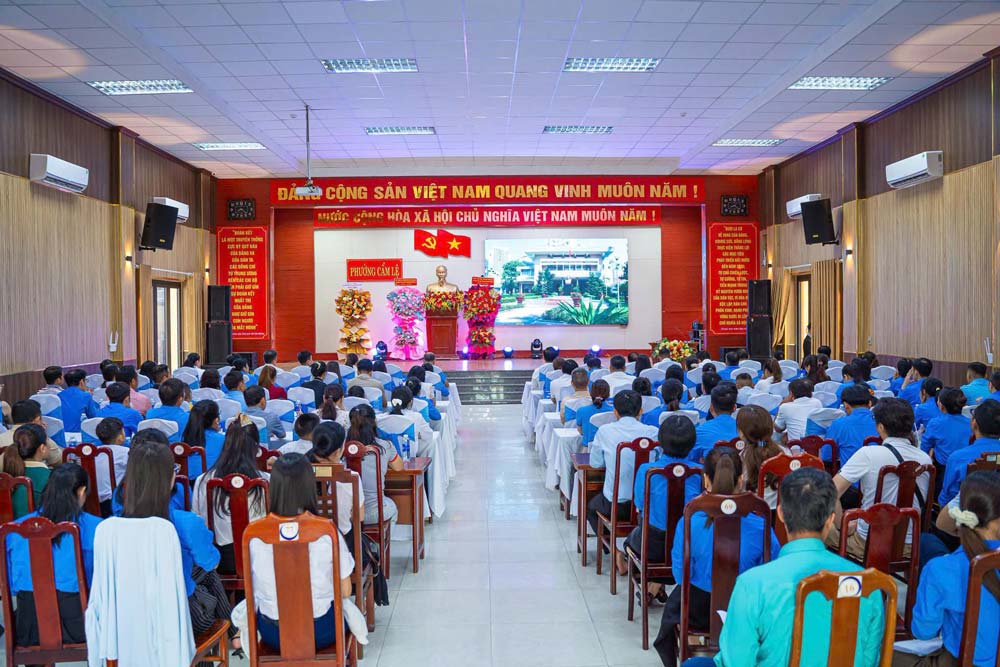 Công đoàn phường Cẩm Lệ tổ chức chương trình ôn lại truyền thống kỷ niệm 97 năm Ngày thành lập Công đoàn Việt Nam. Ảnh Công đoàn Cẩm Lệ cung cấp
