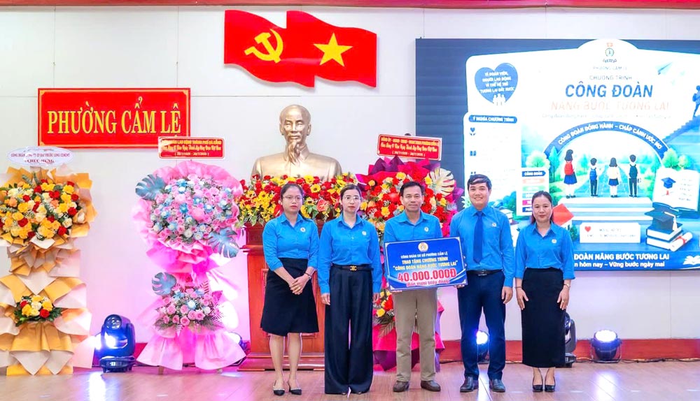 Công đoàn phường Cẩm Lệ đã tiếp nhận 40 triệu đồng ủng hộ Chương trình “Công đoàn nâng bước tương lai” từ các công đoàn cơ sở và các đơn vị đồng hành. Ảnh Công đoàn Cẩm Lệ cung cấp