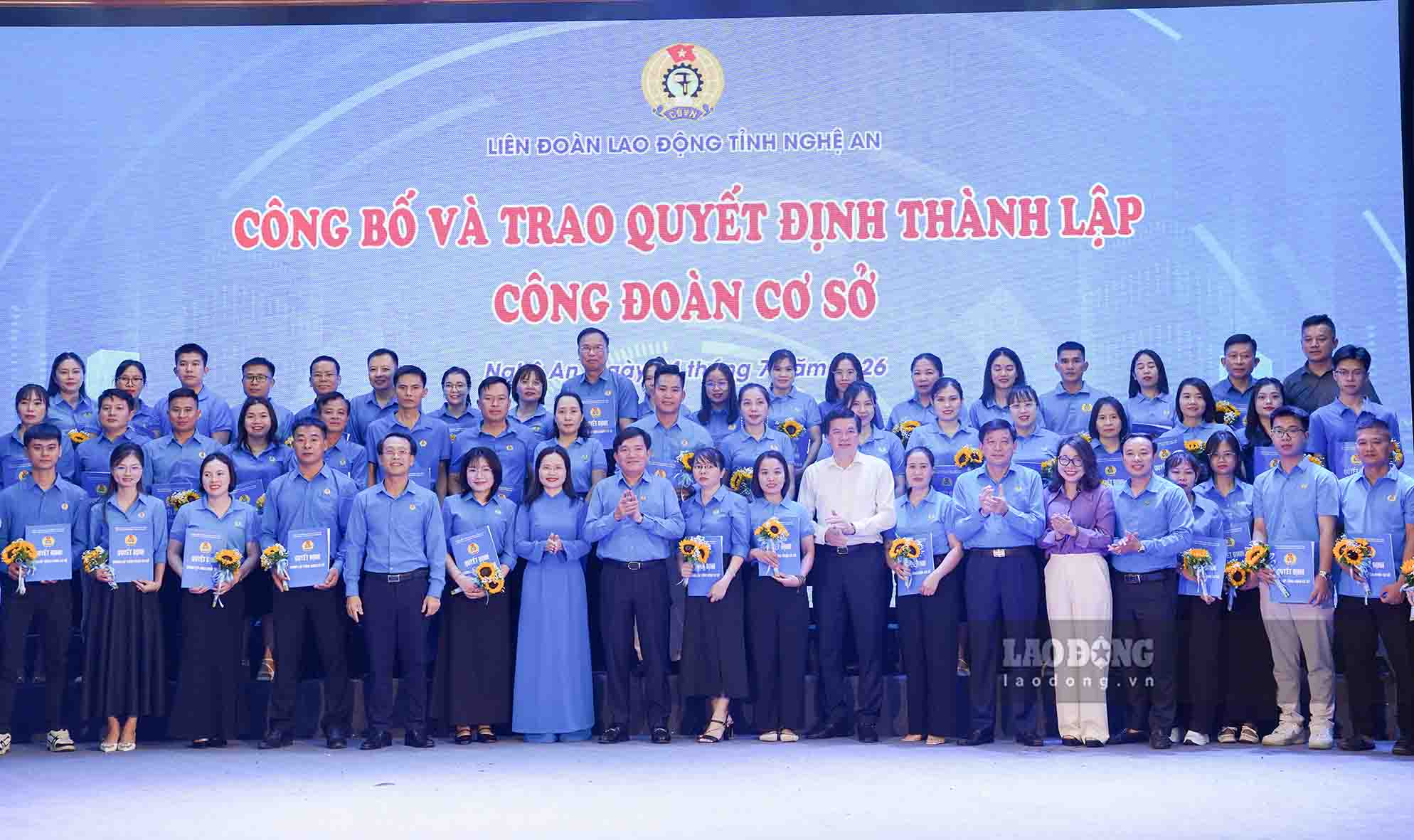 Các đại biểu tặng hoa chúc mừng các công đoàn cơ sở mới thành lập tại Nghệ An. Ảnh: Duy Chương