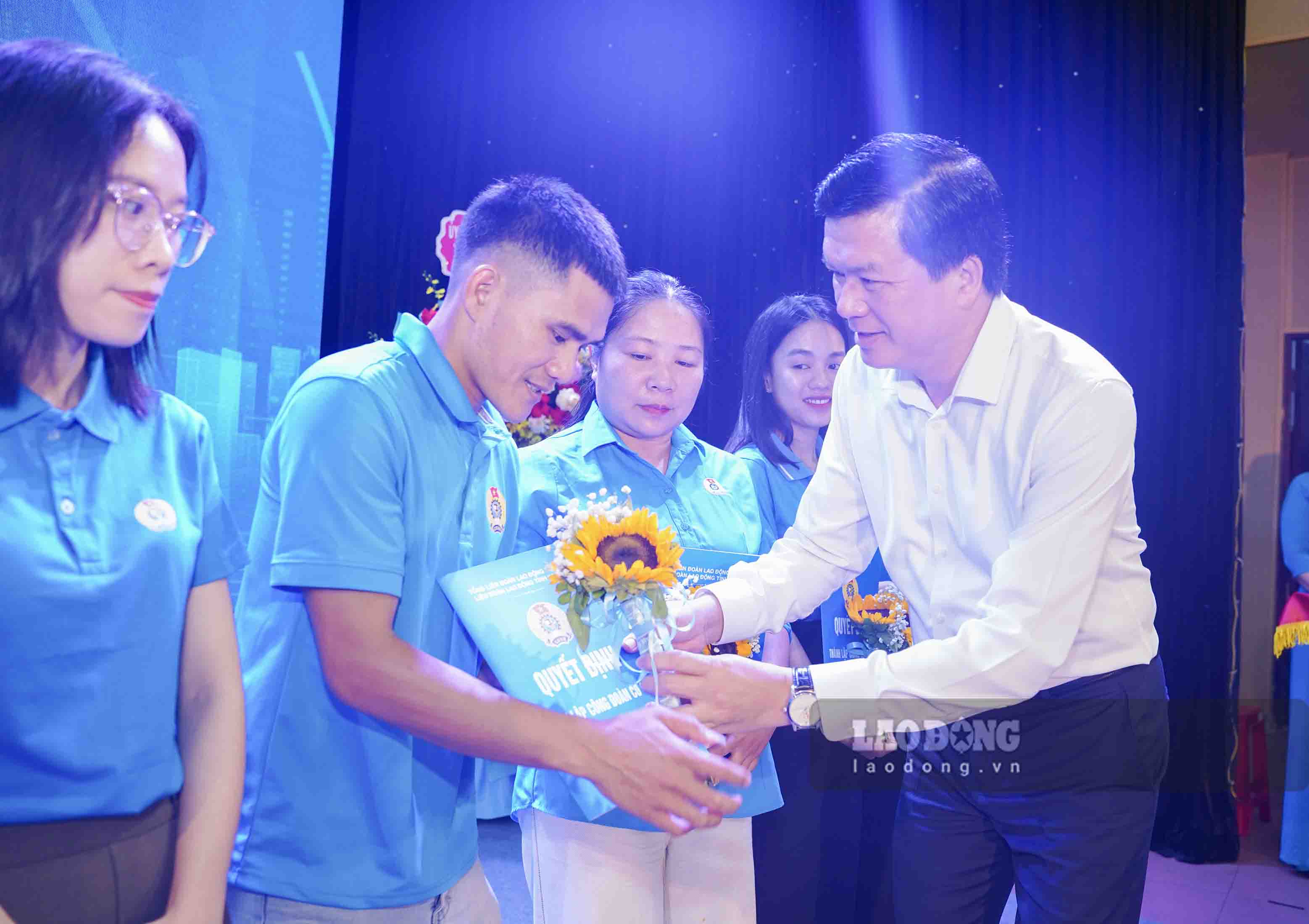 Ông Nguyễn Đình Hùng - Phó Chủ tịch Thường trực UBMTTQ tỉnh Nghệ An - trao quyết định thành lập công đoàn cơ sở cho đại diện các đơn vị. Ảnh: Duy Chương