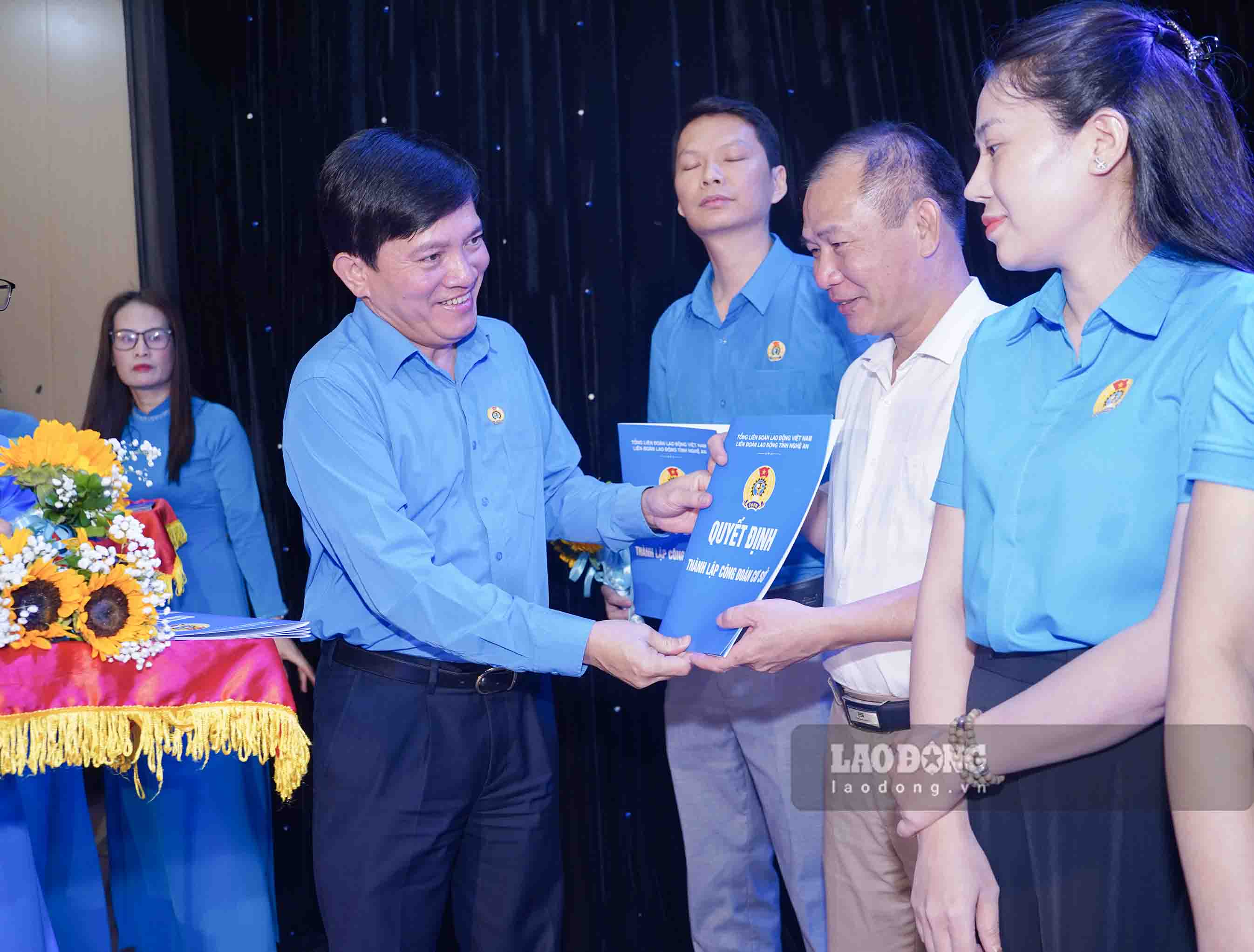 Mr. Nguyen Xuan Hung - Vice President of the Vietnam General Confederation of Labor - presents the decision to establish grassroots trade unions to representatives of units. Photo: Duy Chuong