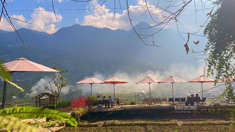 Summer is the time when many accommodation establishments and restaurants in Sa Pa operate at full capacity to serve tourists. Photo: Dinh Dai
