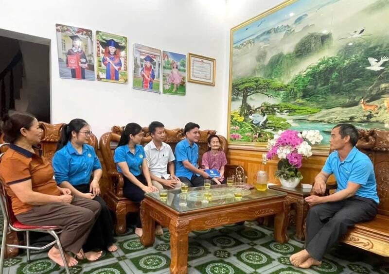 Đoàn công tác của LĐLĐ tỉnh Tuyên Quang tặng quà các gia đình chính sách. Ảnh: Công đoàn Tuyên Quang