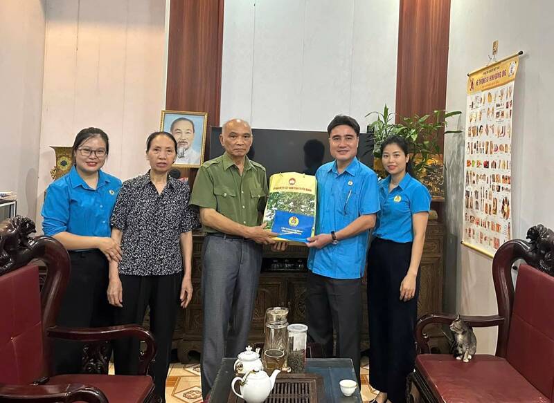 Le vice-président de la Fédération du travail de la province de Tuyen Quang, Le Hung Manh, offre des cadeaux aux familles bénéficiant de politiques sociales. Photo: Syndicat de Tuyen Quang