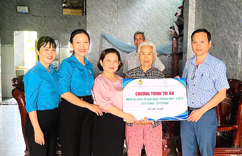 Dien Ban Ward Trade Union, Da Nang visits and gives gifts to policy families to celebrate the 79th anniversary of War Invalids and Martyrs' Day. Photo provided by Dien Ban Trade Union