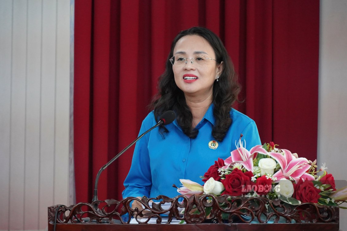 Mme Lê Thị Sương Mai - Présidente de la Fédération du travail de la ville de Cần Thơ s'exprimant lors de la conférence. Photo: Tạ Quang