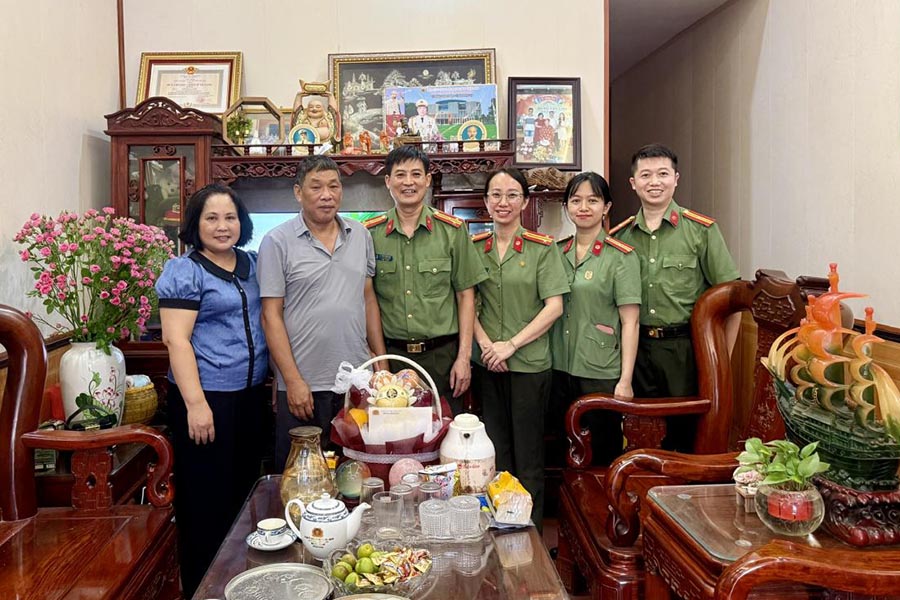 La delegación de trabajo del Departamento de Estado Mayor de la Policía Provincial de Lạng Sơn expresó su gratitud por las contribuciones y sacrificios de las generaciones anteriores en la causa de la lucha por la liberación nacional y la protección de la Patria. Foto: Portal de Información Electrónica de la Policía Provincial de Lạng Sơn