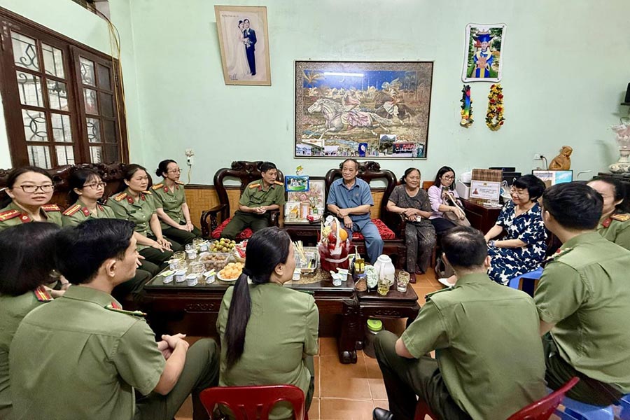 Đoàn công tác Phòng Tham mưu Công an tỉnh Lạng Sơn thăm hỏi, tặng quà thân nhân cán bộ, chiến sĩ là gia đình chính sách trên địa bàn. Ảnh: Cổng TTĐT Công an tỉnh Lạng Sơn 