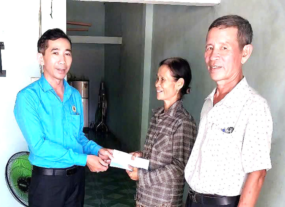 Huong Tra Ward Trade Union, Da Nang visits and gives gifts to policy families on the occasion of War Invalids and Martyrs' Day. Photo provided by Huong Tra Trade Union
