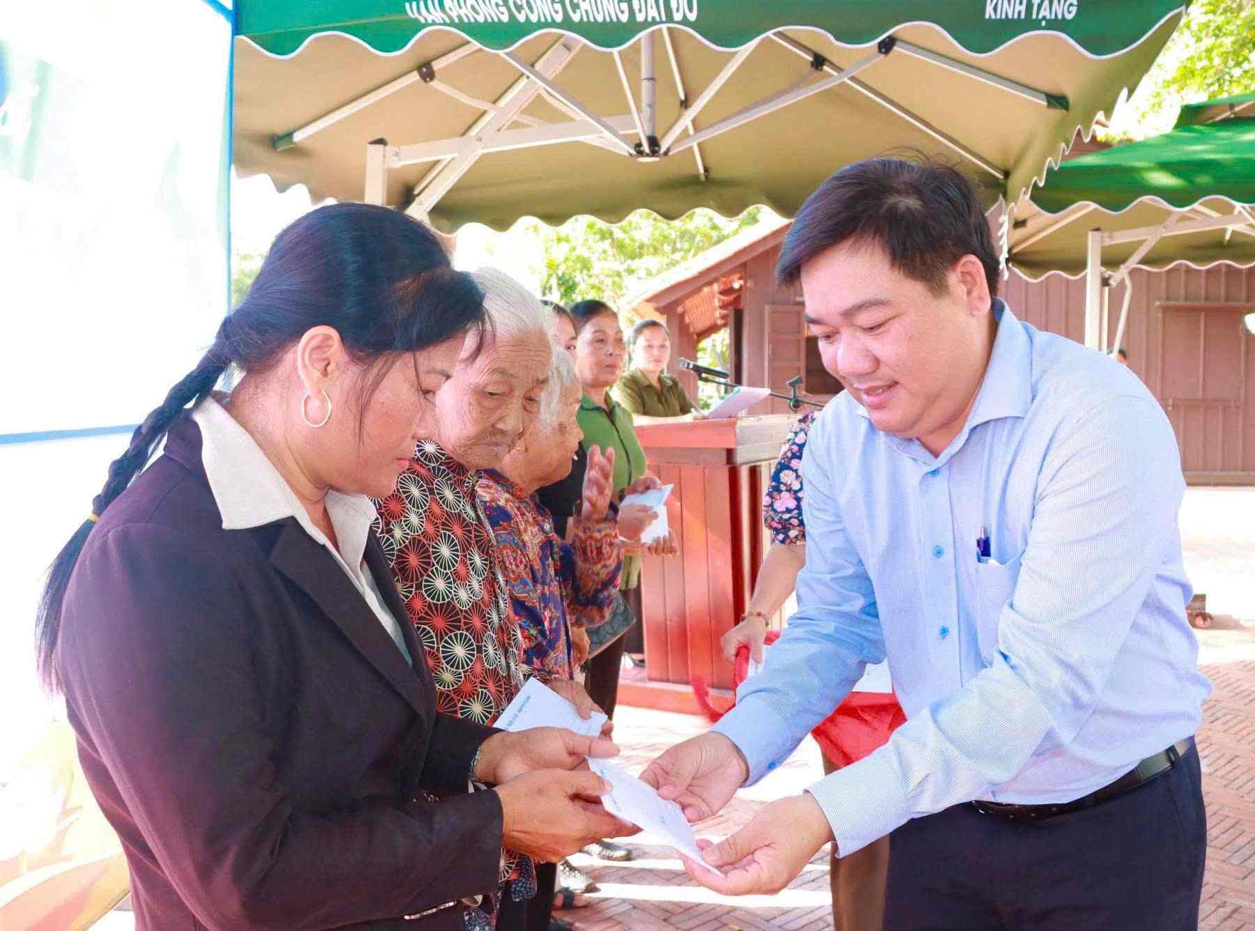 Trao quà cho các gia đình chính sách ở xã Đất Đỏ nhân ngày thương binh - liệt sĩ. Ảnh: Trung tâm cung ứng Dịch vụ công xã Đất Đỏ