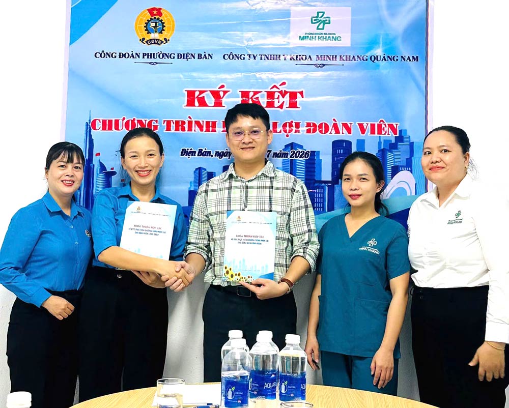 Dien Ban Ward Trade Union, Da Nang signed a union member welfare program with medical facilities for the period 2026 - 2030. Photo provided by Dien Ban Trade Union