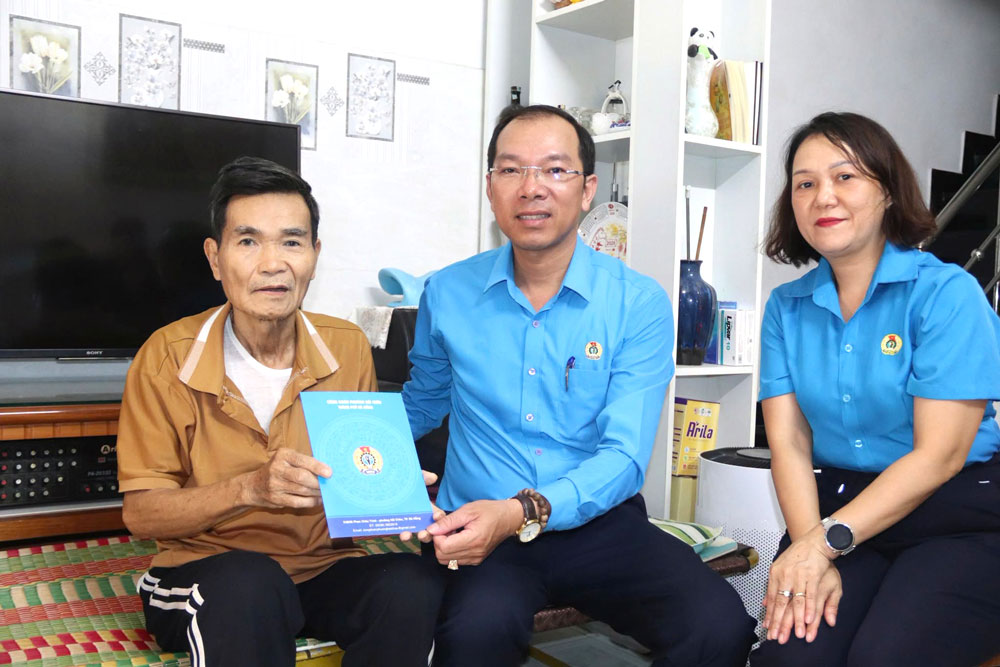 Hai Chau Ward Trade Union, Da Nang visits and presents gifts to Vietnamese Heroic Mothers. Photo provided by Hai Chau Trade Union