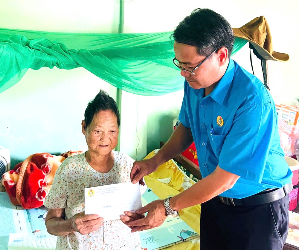 Que Son Commune Trade Union, Da Nang organizes activities towards the 97th anniversary of the establishment of the Vietnam Trade Union. Photo: Que Son Trade Union provided