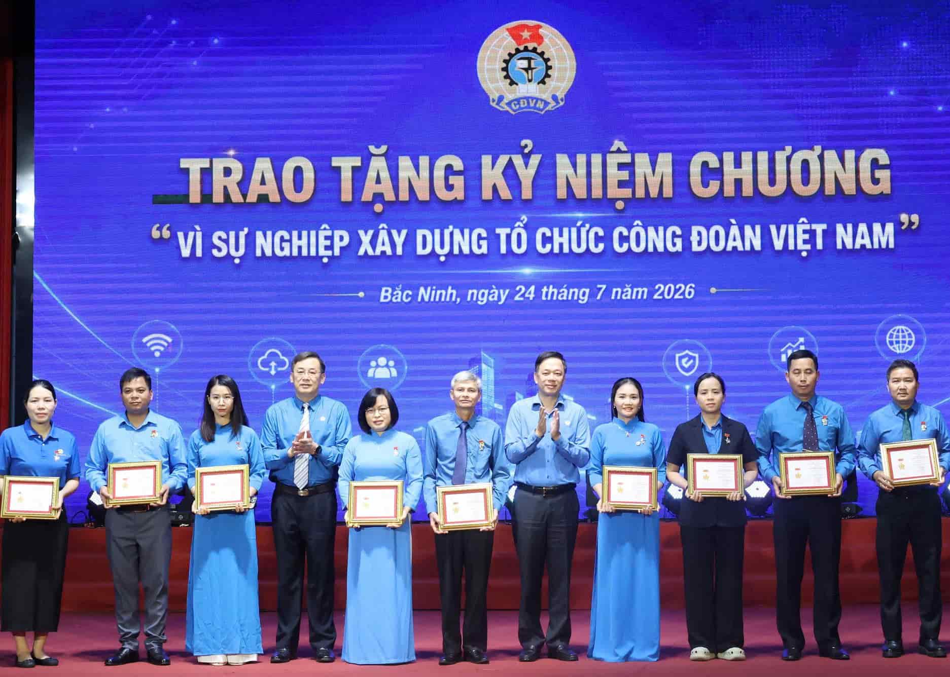 Đại diện lãnh đạo Tổng Liên đoàn Lao động Việt Nam và Liên đoàn Lao động tỉnh Bắc Ninh trao Kỷ niệm chương “Vì sự nghiệp xây dựng tổ chức Công đoàn Việt Nam” của Tổng Liên đoàn Lao động Việt Nam cho các cá nhân có nhiều đóng góp đối với phong trào công nhân và hoạt động Công đoàn. Ảnh: Quyết Chiến/Liên đoàn Lao động tỉnh Bắc Ninh.