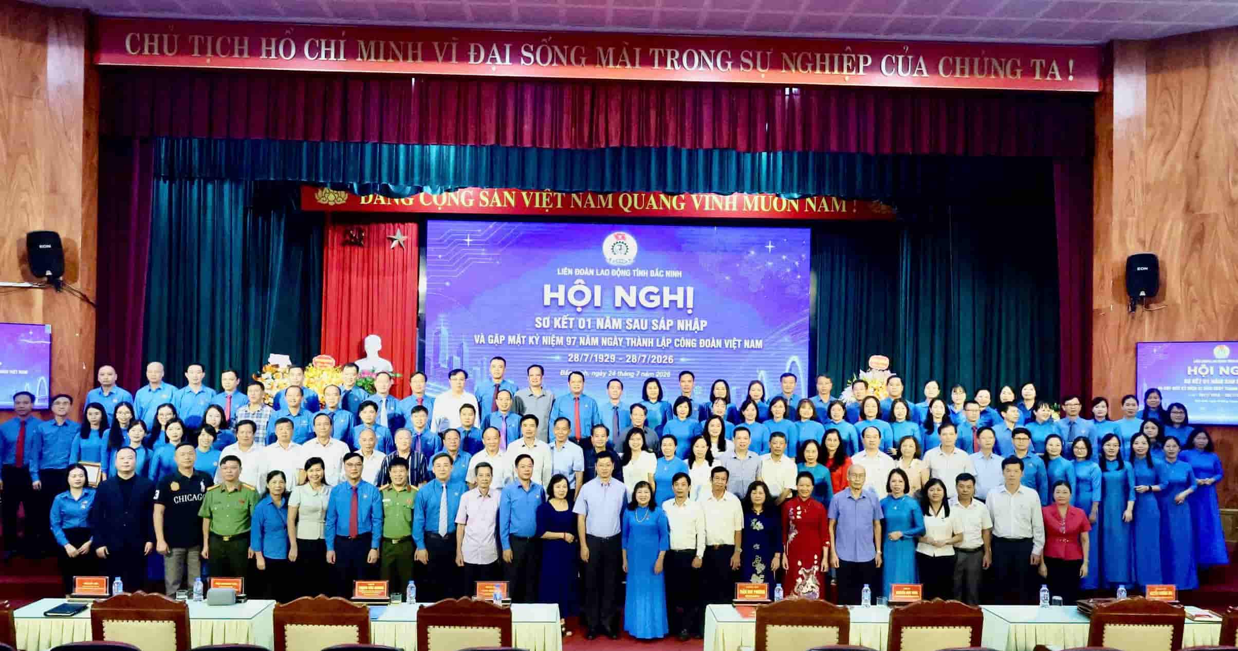 Delegates take souvenir photos at the conference summarizing one year of operation after the merger and meeting to celebrate the 97th anniversary of the establishment of the Vietnam Trade Union. Photo: Quyet Chien/Bac Ninh Provincial Labor Federation.