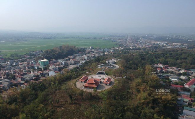 Toàn cảnh đồi F và Đền thờ nhìn từ trên cao. Ảnh: Thành An