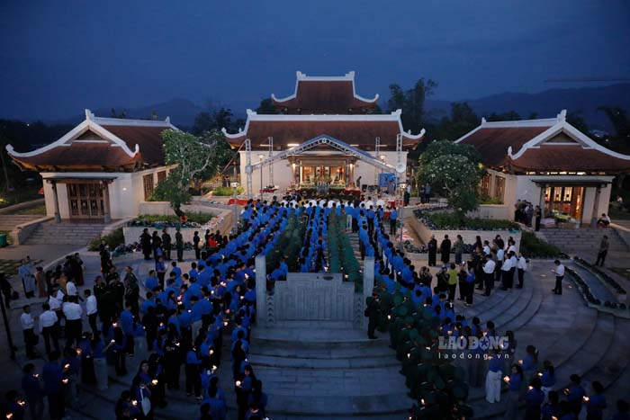 Le temple commémoratif des martyrs du champ de bataille de Điện Biên Phủ accueille de nombreux jeunes pendant les jours de juillet de gratitude. Photo: Thành An