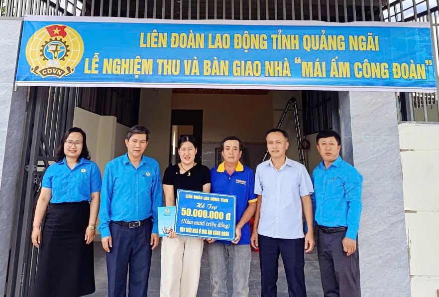 Ông Nguyễn Ngọc Trang - Phó Chủ tịch Liên đoàn Lao động tỉnh Quảng Ngãi (thứ 2 từ trái sang) trao hỗ trợ “Mái ấm công đoàn” cho đoàn viên. Ảnh: Liên đoàn Lao động tỉnh Quảng Ngãi