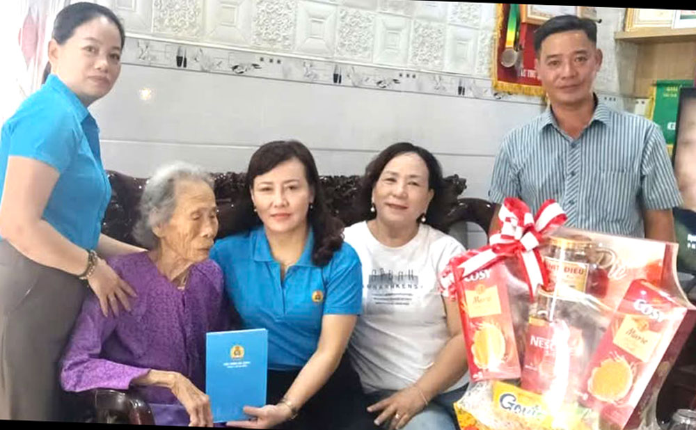 Leaders of the Da Nang City Labor Federation visit and present gifts to Vietnamese Heroic Mother Nguyen Thi Lu. Photo provided by Da Nang Trade Union