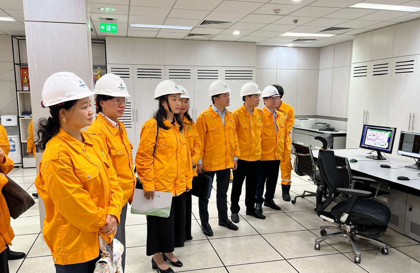 Đoàn công tác của Bộ Công Thương do bà Nguyễn Thị Lâm Giang, Cục trưởng Cục Đổi mới sáng tạo, Chuyển đổi xanh và Khuyến công làm Trưởng đoàn đã có buổi làm việc với PV GAS. Ảnh: BCT