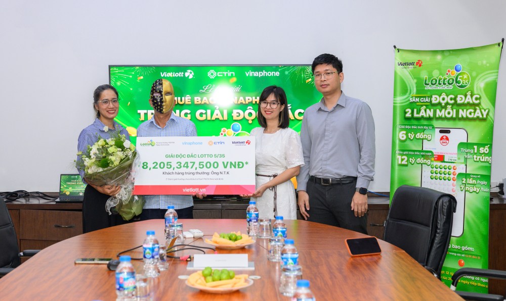 M. N.T. K reçoit le jackpot de la loterie rapide Lotto 5/35 d'une valeur de plus de 8,2 milliards de dongs. Photo: Vietlott