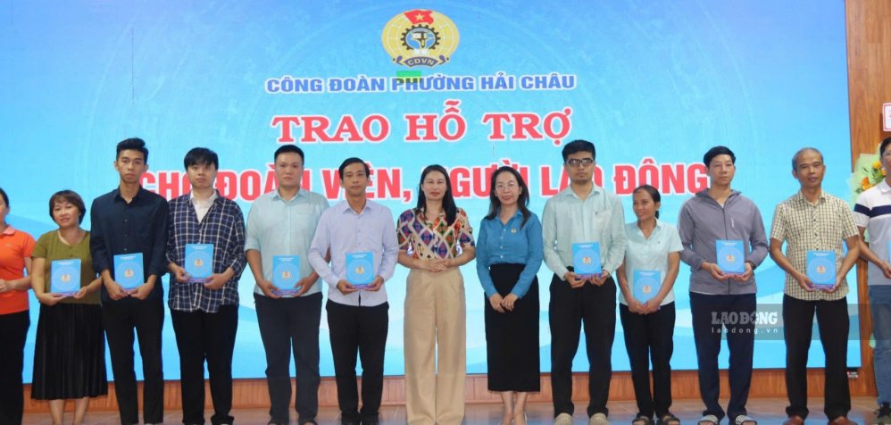 Practical gifts from Hai Chau Ward Trade Union are a support for social security, encouraging workers to overcome difficulties and feel secure in their work. Photo: Nguyen Linh
