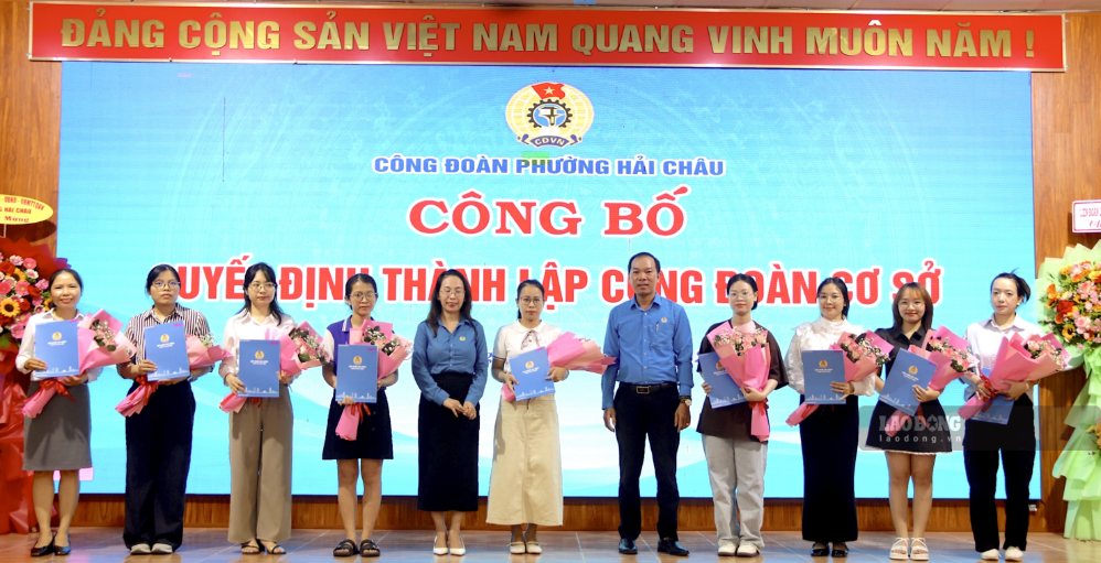 Đại diện Liên đoàn Lao động TP. Đà Nẵng và lãnh đạo phường Hải Châu trao quyết định thành lập và hoa chúc mừng cho 9 công đoàn cơ sở mới. Ảnh: Nguyễn Linh