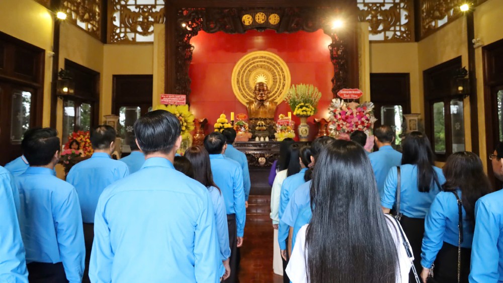 Trước khi vào chương trình họp mặt, các đại biểu đã dâng hương tại Khu lưu niệm Chủ tịch Tôn Đức Thắng. Ảnh: Quốc Việt