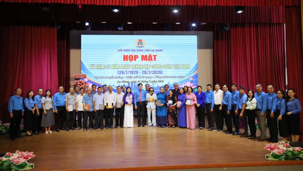 Đại biểu chụp ảnh lưu niệm. Ảnh: Quốc Việt