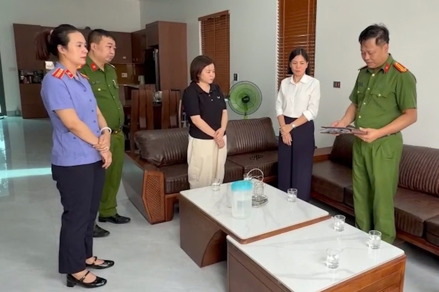Đối tượng Linh (áo đen đứng giữa) đã lợi dụng lòng tin của người dân trong quá trình làm thủ tục liên quan đến đất đai để chiếm đoạt tài sản. Ảnh: Công an Phú Thọ