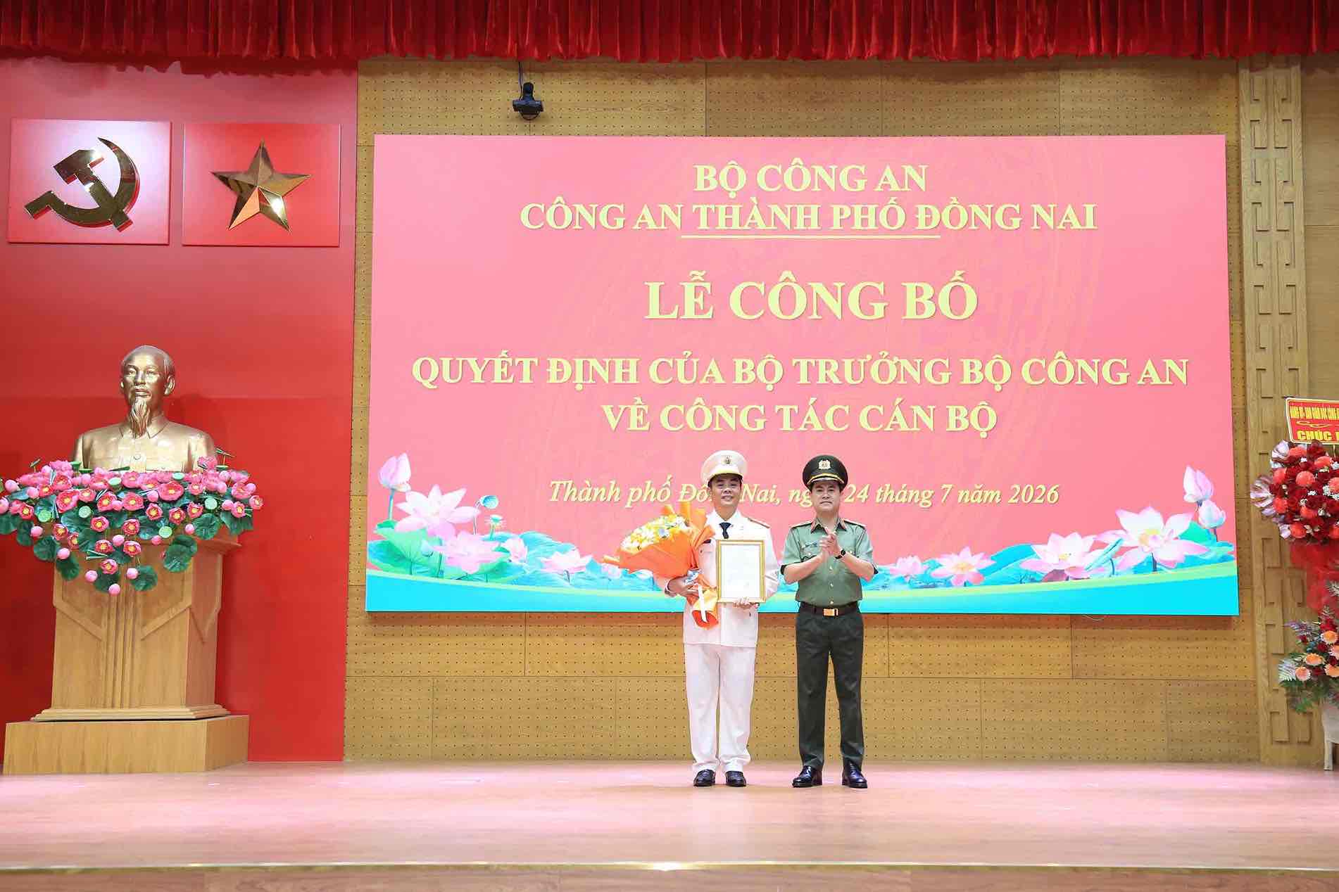 Thiếu tướng Nguyễn Đức Hải, Giám đốc Công an thành phố thừa ủy quyền của Bộ trưởng Bộ Công an trao quyết định cho đại tá Trần Trọng Thủy giữ chức vụ Phó Giám đốc Công an thành phố Đồng Nai. Ảnh: CA TP Đồng Nai