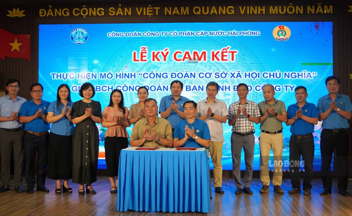 Công ty và công đoàn kí kết chương trình phối hợp triển khai mô hình. Ảnh: Mai Dung