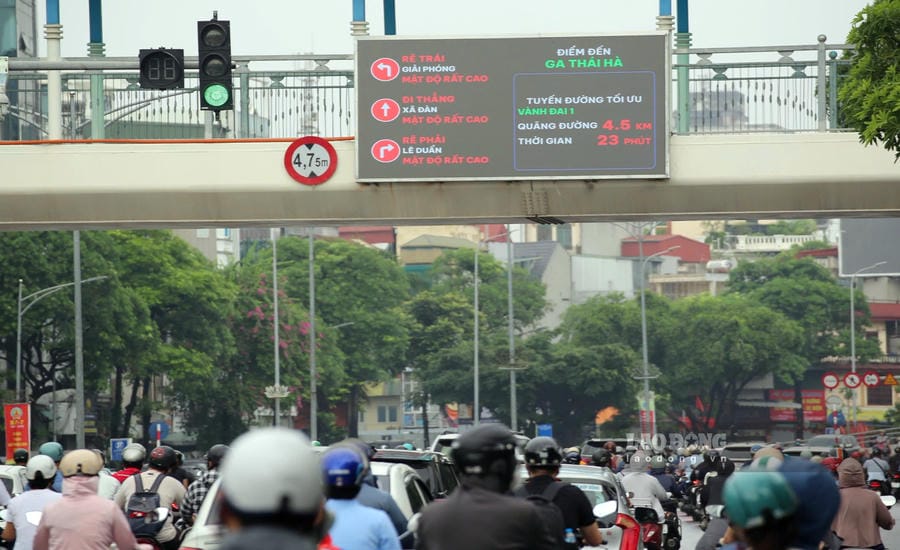 Traffic warning LED sign on Tran Khat Chan street. Photo: To The