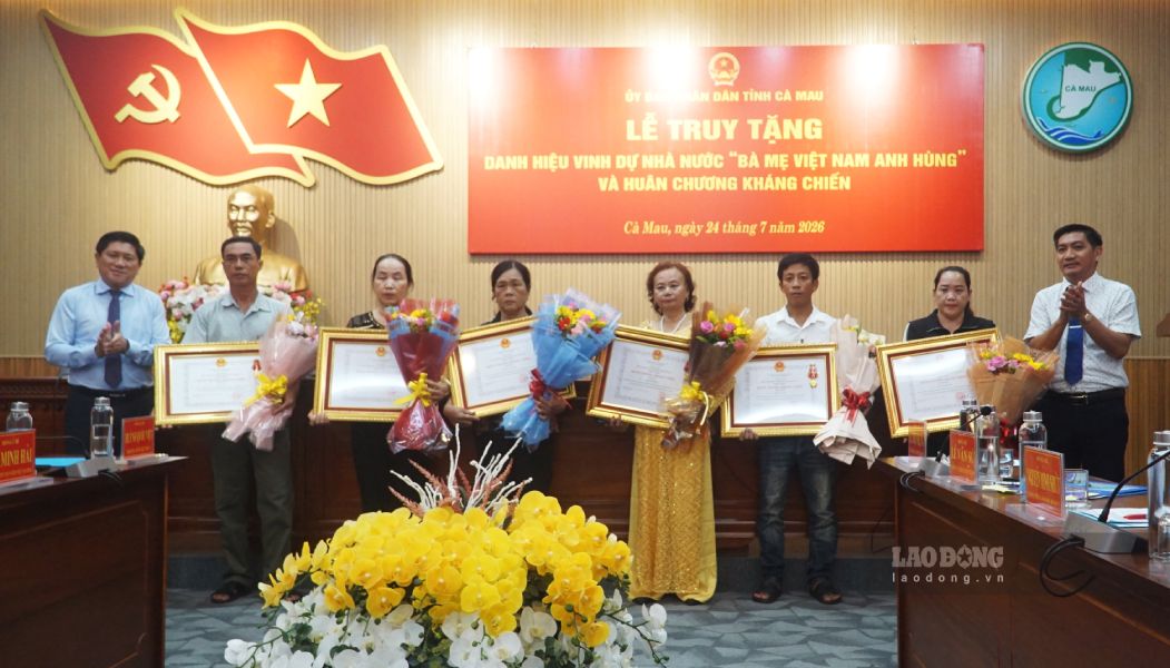 Trao Huân chương Kháng chiến cho thân nhân liệt sĩ tại Cà Mau. Ảnh: Nhật Hồ.
