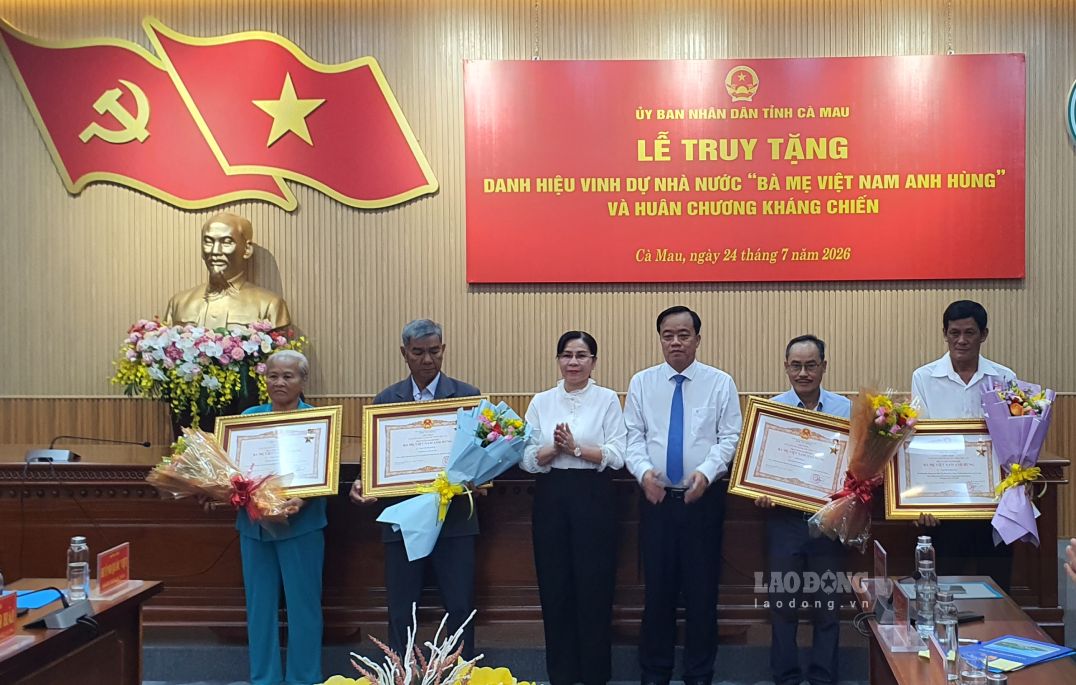 Awarding the title of Vietnamese Heroic Mother to relatives at the ceremony. Photo: Nhat Ho.