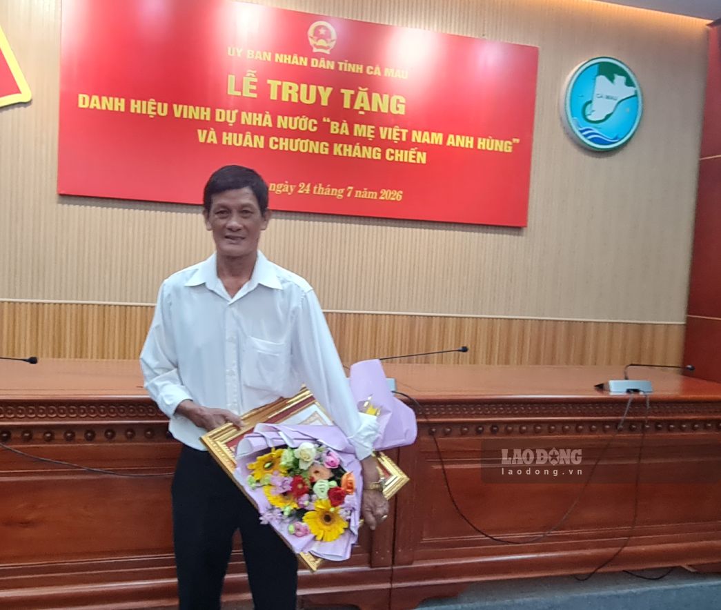Ông Quách Việt Thống, phường Lý Văn Lâm, Cà Mau cháu nội Bà mẹ Việt Nam Anh hùng Nguyễn Thị Hàng chia sẻ tại buổi lễ. Ảnh: Nhật Hồ.