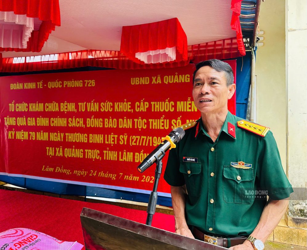 Đại tá Nguyễn Văn Huệ, Phó Bí thư Đảng ủy, Đoàn trưởng Đoàn Kinh tế - Quốc phòng 726 phát biểu tại chương trình. Ảnh: Linh Khôi