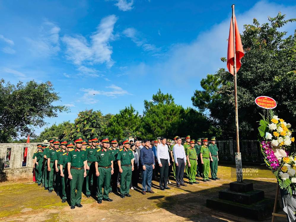 Đoàn Kinh tế - Quốc phòng 726 cùng các đơn vị dâng hương hoa tại Đài tưởng niệm xã Quảng Trực. Ảnh: Linh Khôi