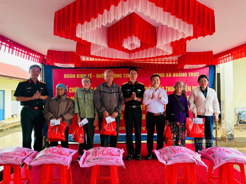 Đại diện chính quyền địa phương và các đơn vị trao quà tặng các gia đình chính sách trên địa bàn xã Quảng Trực. Ảnh: Linh Khôi